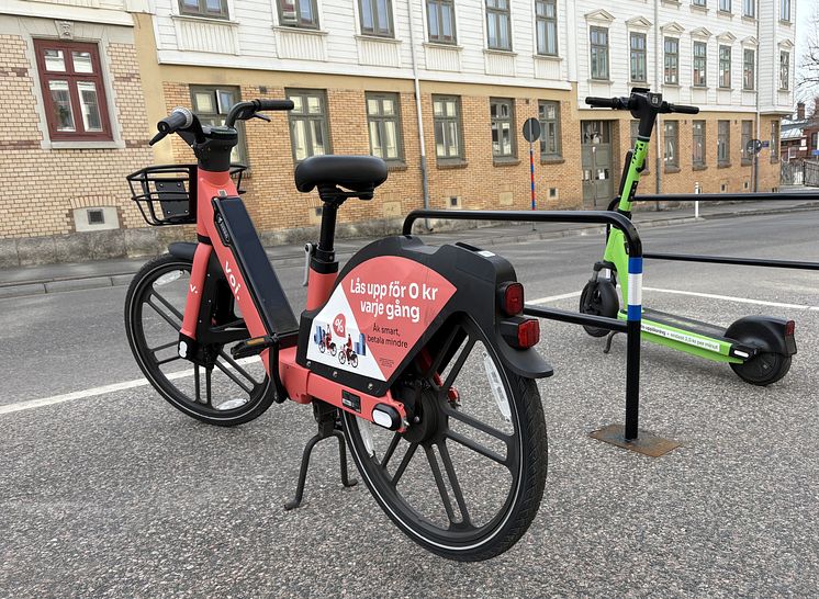 250410 elcykel från Voi och elsparkcykel från Ryde Bild Göteborgs Stad.jpg