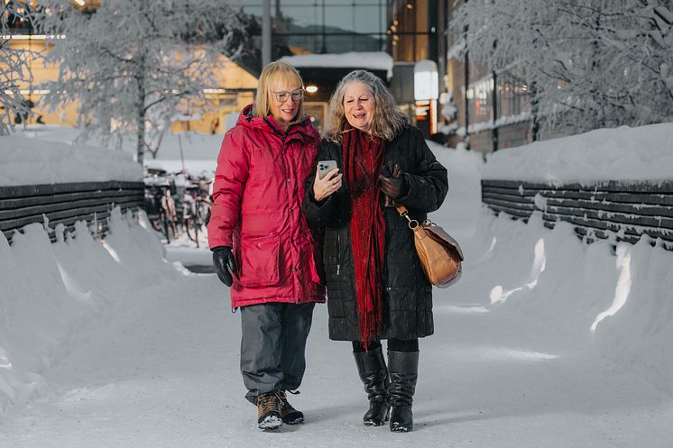Kvinnor på promenad med smartphone.jpg