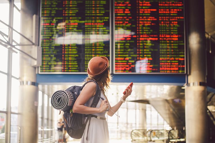 THEME_PEOPLE_WOMAN_AT_A_TRAIN_STATION_shutterstock-portfolio_1168276480_Universal_Within usage period_62361.jpg