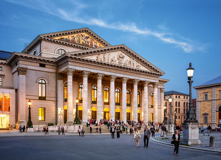 München_Nationaltheater_am_Abend.jpg