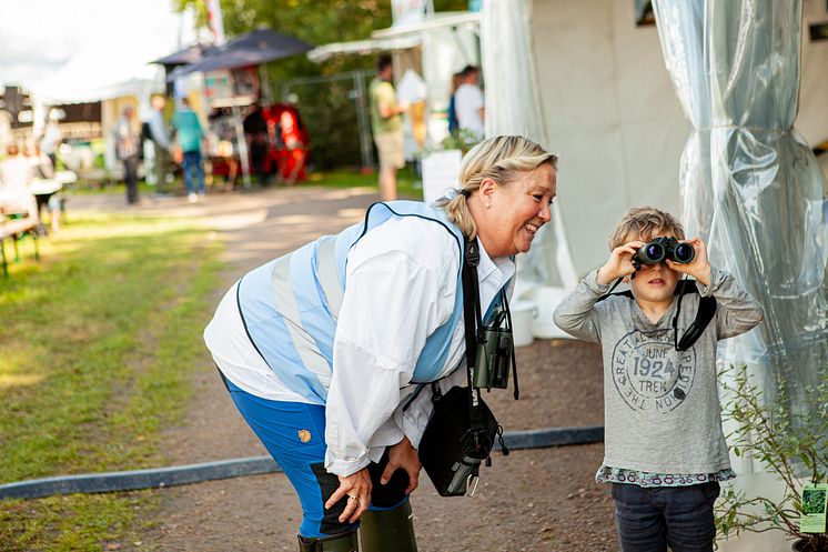 Eva Bredberg med barn och kikare.jpg