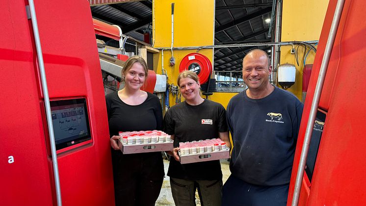 Julia Krook, Sofie Lycksell, Tommy Rehn på Kalset Mjölk. Foto: Växa
