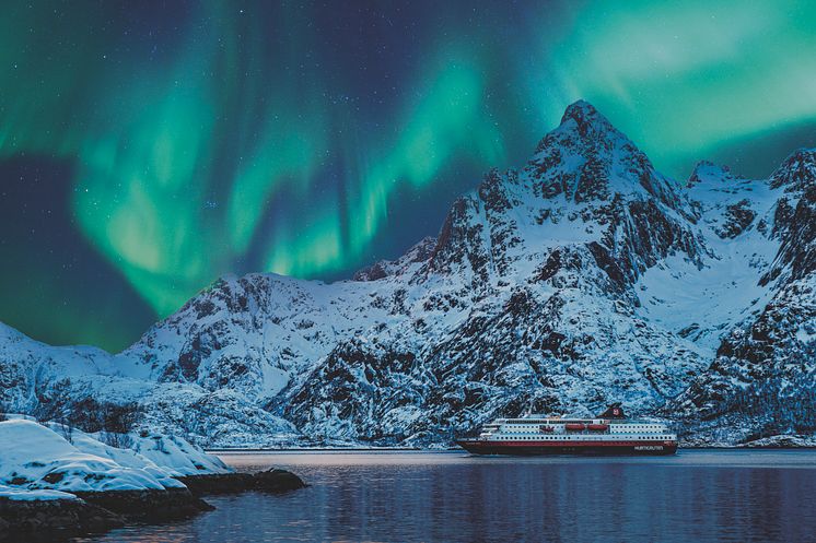 MS Richard With and the Northern Lights, Norway.jpg
