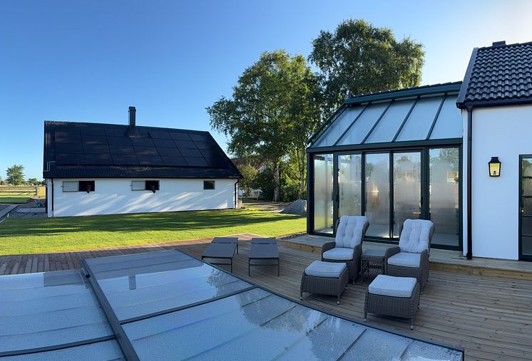 Svenskproducerat CL Alu isolerat uterum med pulpettak och stora glaspartier, i modern och stilren design.
