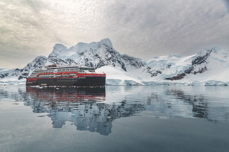 Paradise-Bay-Antarctica-HGR-152880- Photo_Oscar_Farrera.JPG