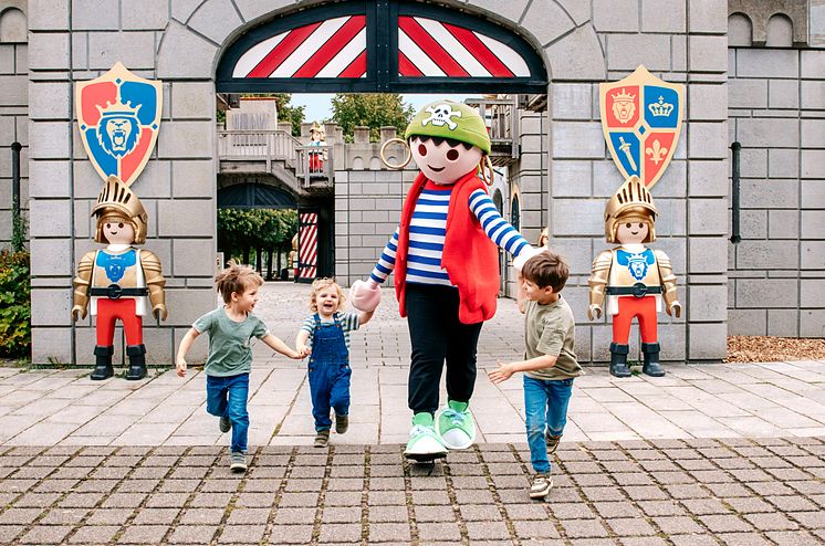 Playmobil-Pirat Rico und seine Freunde trainieren für den Jubiläumslauf im Playmobil-FunPark.