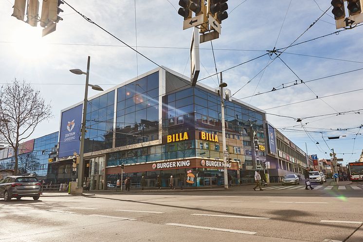 Außenansicht des Einkaufszentrums Zentrum Simmering in Wien mit Glasfront, Billa- und Burger-King-Filiale im Erdgeschoss.