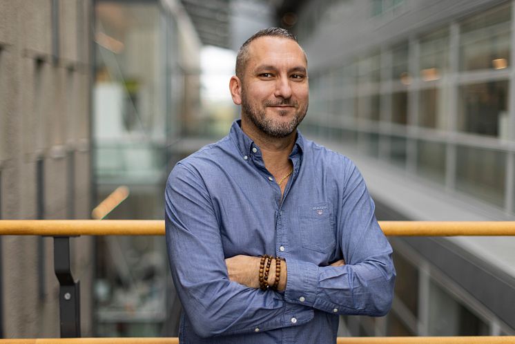 Professor Samir EL Andaloussi på sitt laboratorium vid Karolinska Institutet. 