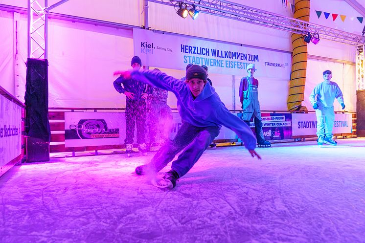 SchülerInnen auf dem Eisfestival