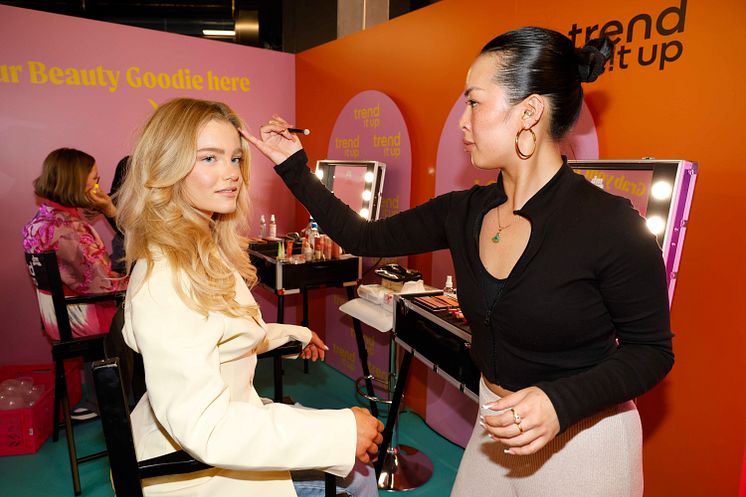 InStyle_GEN_Z_Trend It Up_ebelin.JPG