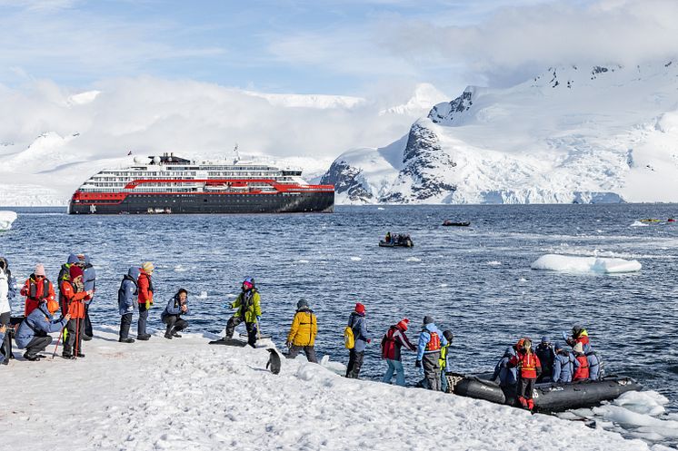© HX_Ted_Gatlin_MS_Roald_Amundsen_Antarctica_Planeau_Island.jpg