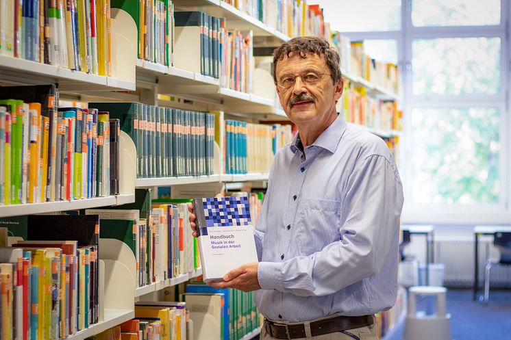  Prof. Dr. Theo Hartogh entwickelte maßgeblich die Musikgeragorik mit und widmete seine Arbeit dieser Fachdisziplin – nun geht er in den Ruhestand