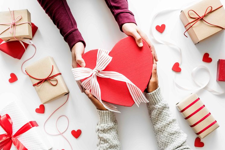 love-romance-concept-giving-present.jpg