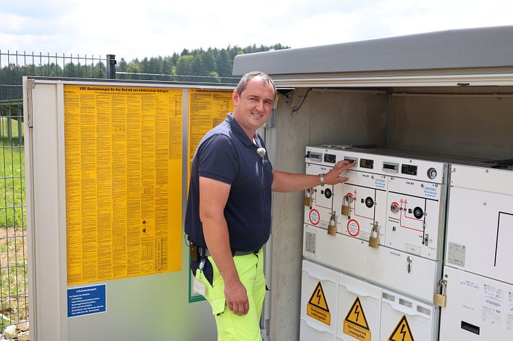 Servicetechniker Sebastian Tauber überprüft die Messwerte der 20kV Schaltanlage einer Kundenstation. 