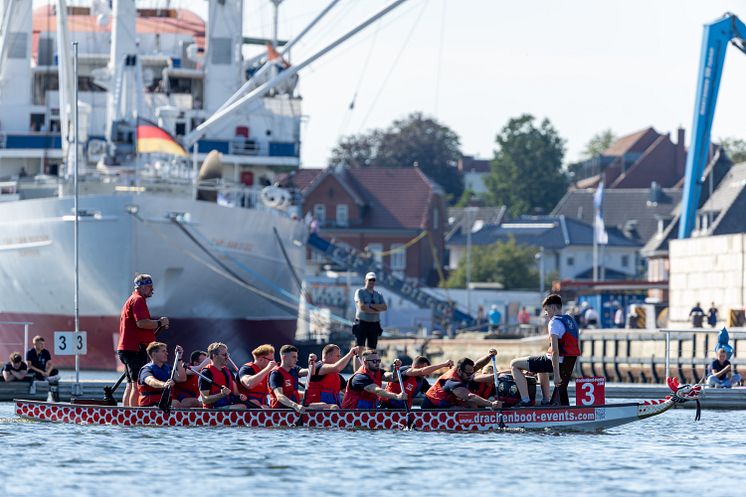 SH Netz Cup 2024 Drachenboot_vor_CapSanDiego.jpg