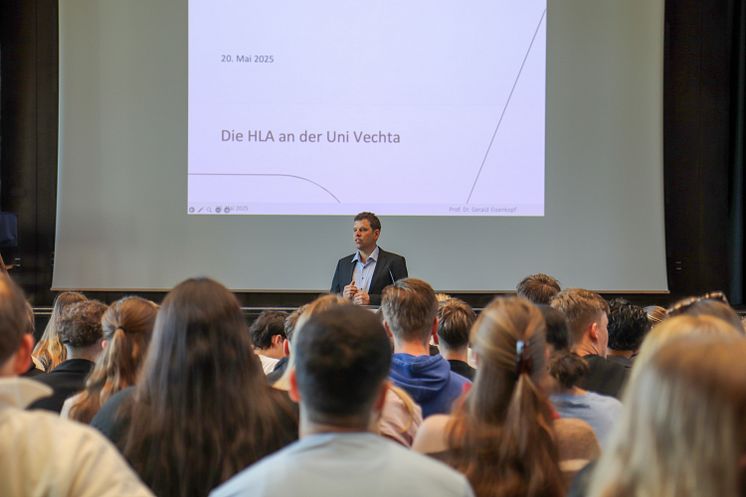 Handelslehranstalten Lohne zu Besuch an der Universität Vechta – Wirtschaftsstudium zum Anfassen und mit Turbo-Effekt