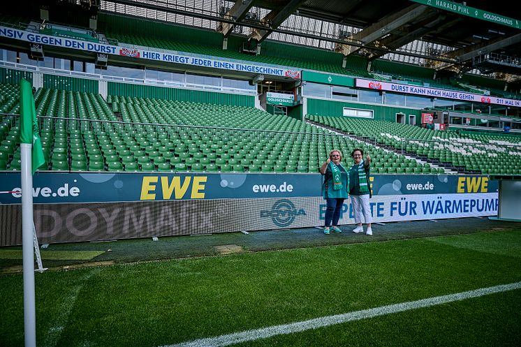 Die geschäftsführenden Gesellschafterinnen Tanja Kraas und Kerstin Ihlenfeldt-Wulfes sind zu Besuch im Weserstadion. 