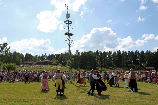 Midsommarfirande Vallby Friluftsmuseum