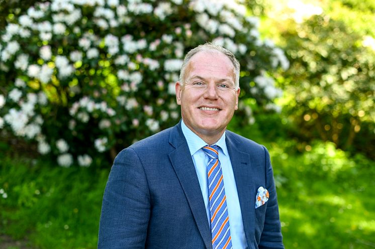 Gilbert Tribo, färg, liggande