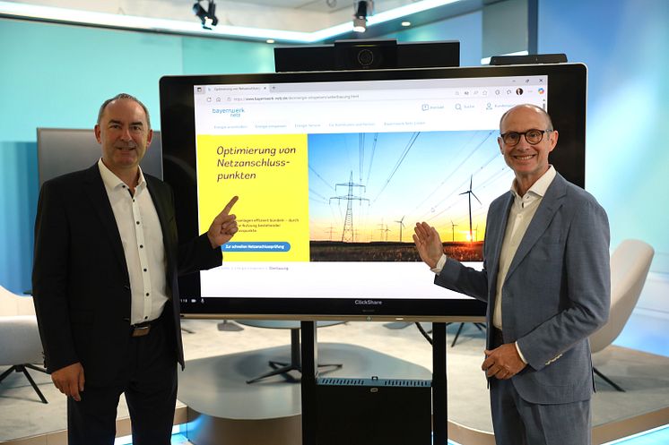 Optimierung von Netzanschlusspunkten: Minister Hubert Aiwanger und Dr. Egon Leo Westphal schalten neues Online-Tool frei