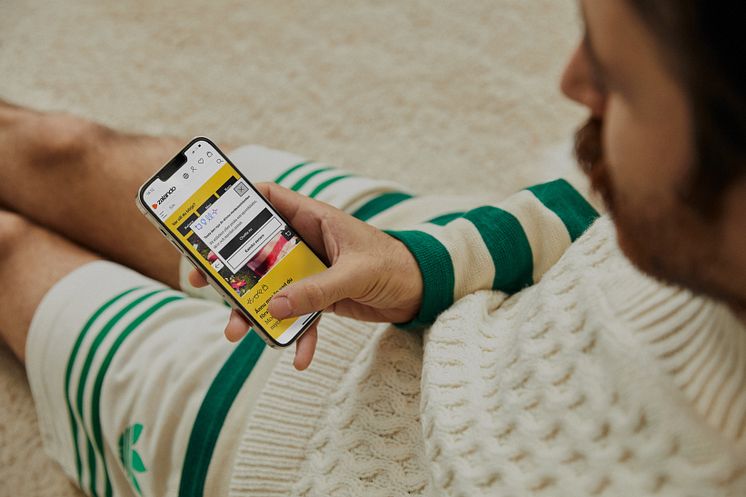 2023_Zalando_customer_mobile phone_01_SE.jpg