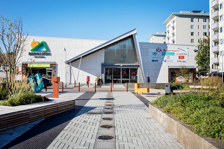 Foto som visar entrén till Bergsjön Centrum.