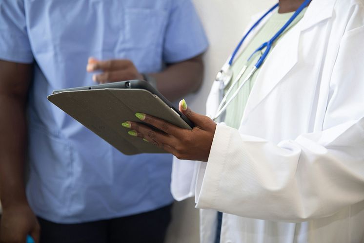 En doktor håller i en journal