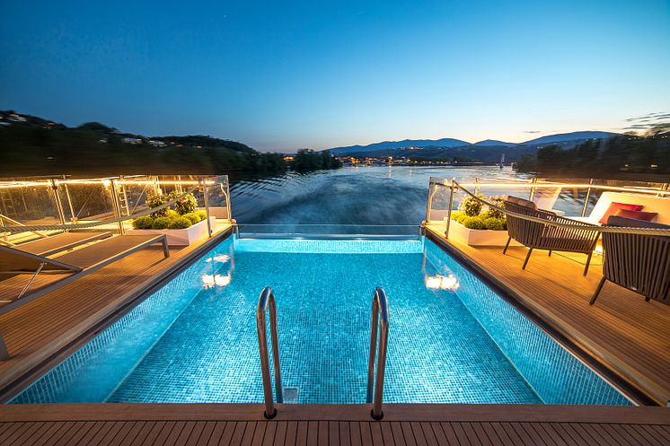 08_amadeus_provence_infinity_pool.jpg