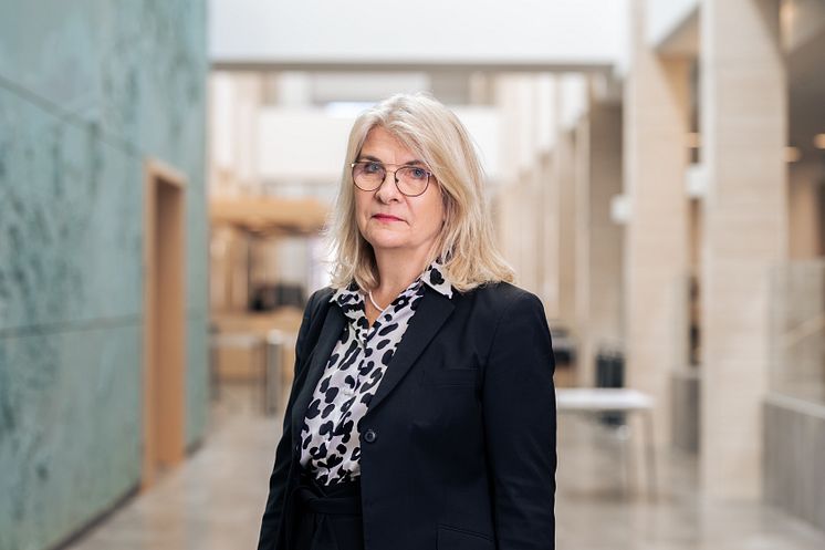 Anna Mannfalk - Seriös.jpg