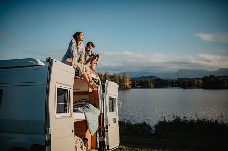 Nesselwang_Paar_mit_Camper_am_Schwaltenweiher_im_Allgäu.jpg