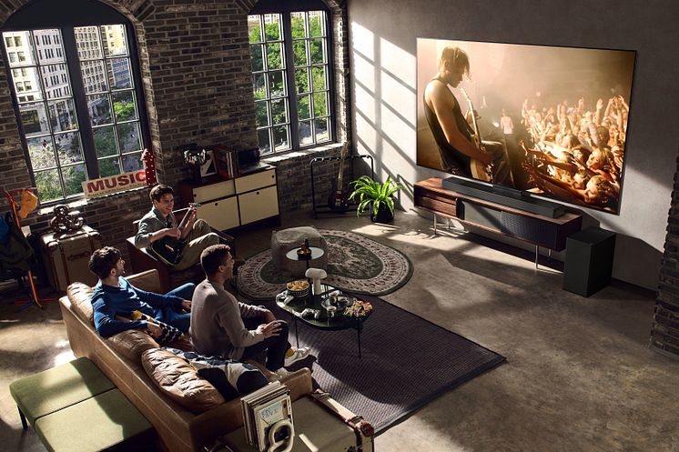 LG OLED evo C3&LG Sound Bar SC9_Lifestyle.jpg