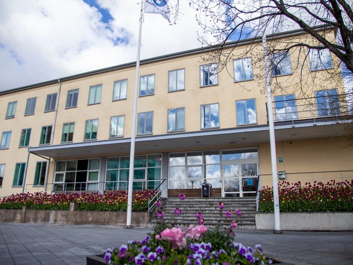 Stadshuset med blommor.jpg