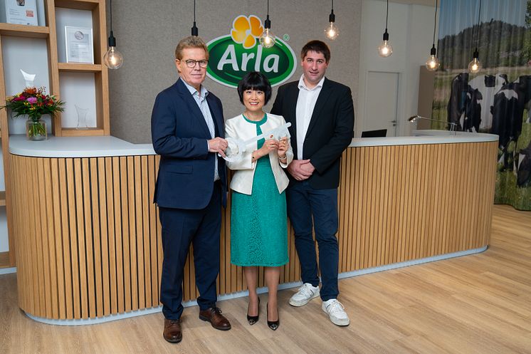 01_Arla_Symbolische Schlüsselübergabe im neuen Empfangsbereich.jpg