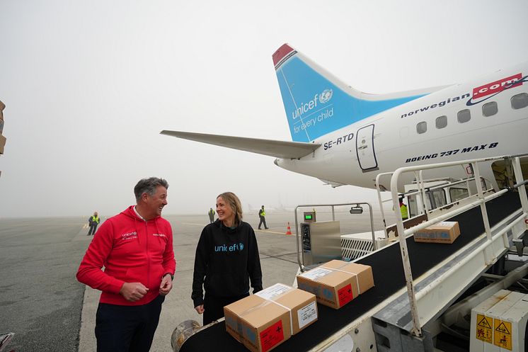 Från vänster_Norwegians koncernch Geir Karlsen och UNICEF Norges generalsekreterare Maria Greenberg Bergheim lastar planet på Kastrup före avgång till Sierra Leone.jpg