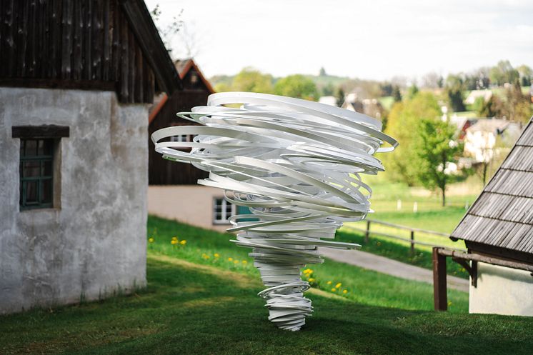 PurplePath_ TwisterAgain_Skulptur vor Wiese_quer_FotoErnestoUhlmann.jpg