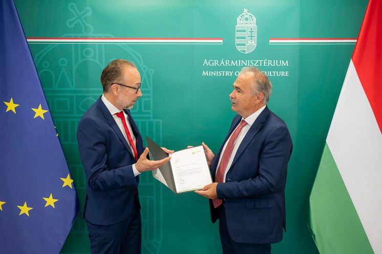 Uebergabe Offener Brief - Gunther Weiss - Dr. István Nagy - Foto Csaba Pelsőczy.jpg