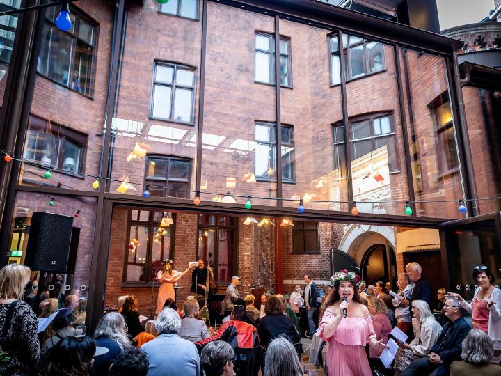 Fullt av folk på Malmö Stadsteaters innergård