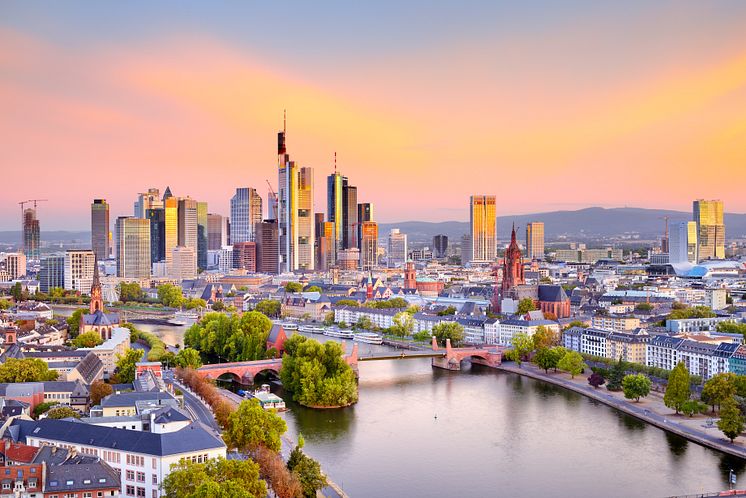 Frankfurt am Main_Frankfurt_Main_Der_Main_auf_die_Skyline (2).jpg