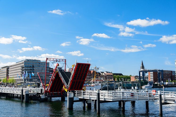 Die Klappbrücke über die Hörn in kiel wird geöffnet.jpg