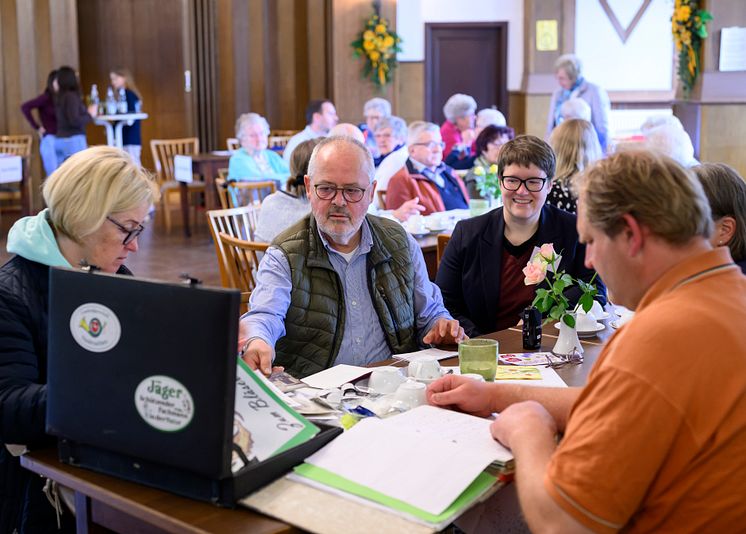 Ein Saal voller Geschichten | Erzählcafé der Kulturwissenschaften an der Universität Vechta zeigt zentrale Bedeutung in ländlichen Transformationsprozessen auf 