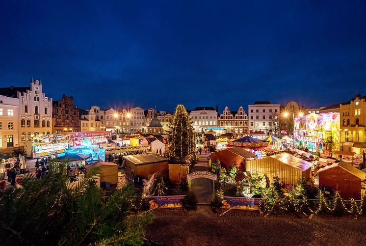 Wismar_Weihnachtsmarkt_am_Abend.jpg