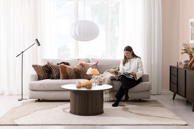 Serenity soffa 4sits Sense 4001 beige miljö modell 2024 1.jpg