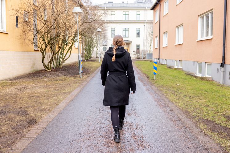 Kvinna som går.jpg