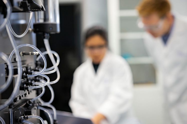 Bildtillstånd Testa Center. Bilden visar ett Äkta Pilot 600-system för proteinrening, som är utformat för processutveckling och uppskalning av biotekniska proteinreningsprocesser.