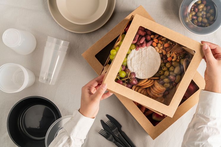 Duni bietet der Gastronomie sowohl Einweg- als auch Mehrweg-Verpackungslösungen