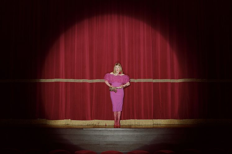 Nanna Carling curtain standing_Mehmet Yamanlar.jpg