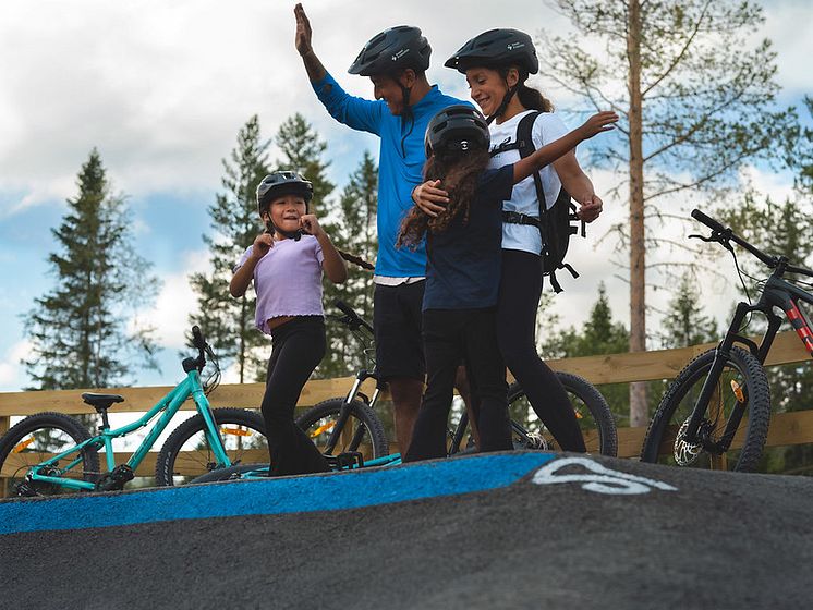 Familj cykling Sälen.jpg