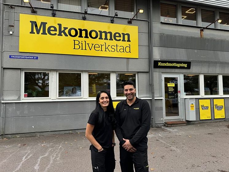 Shima och Mohammad utanför verkstad.jpg
