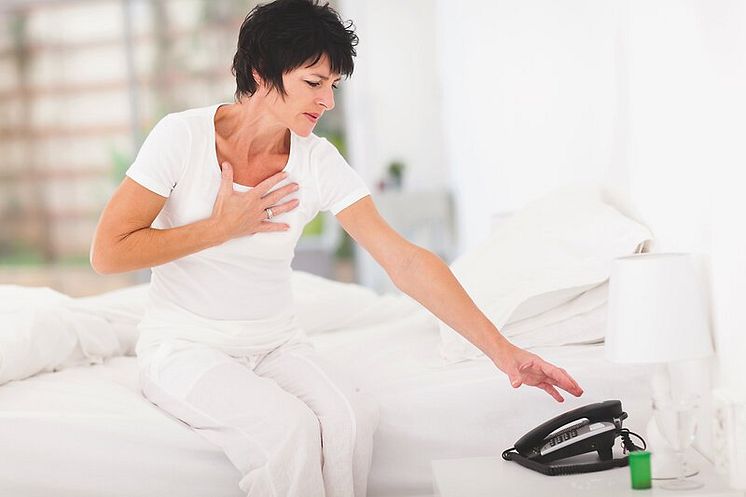 iStock_Motiv-Frau-mit-Brustschmerz