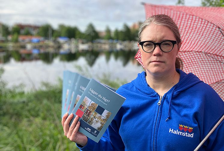 Hanna  Billmayer med broschyrer i handen Myn.jpg